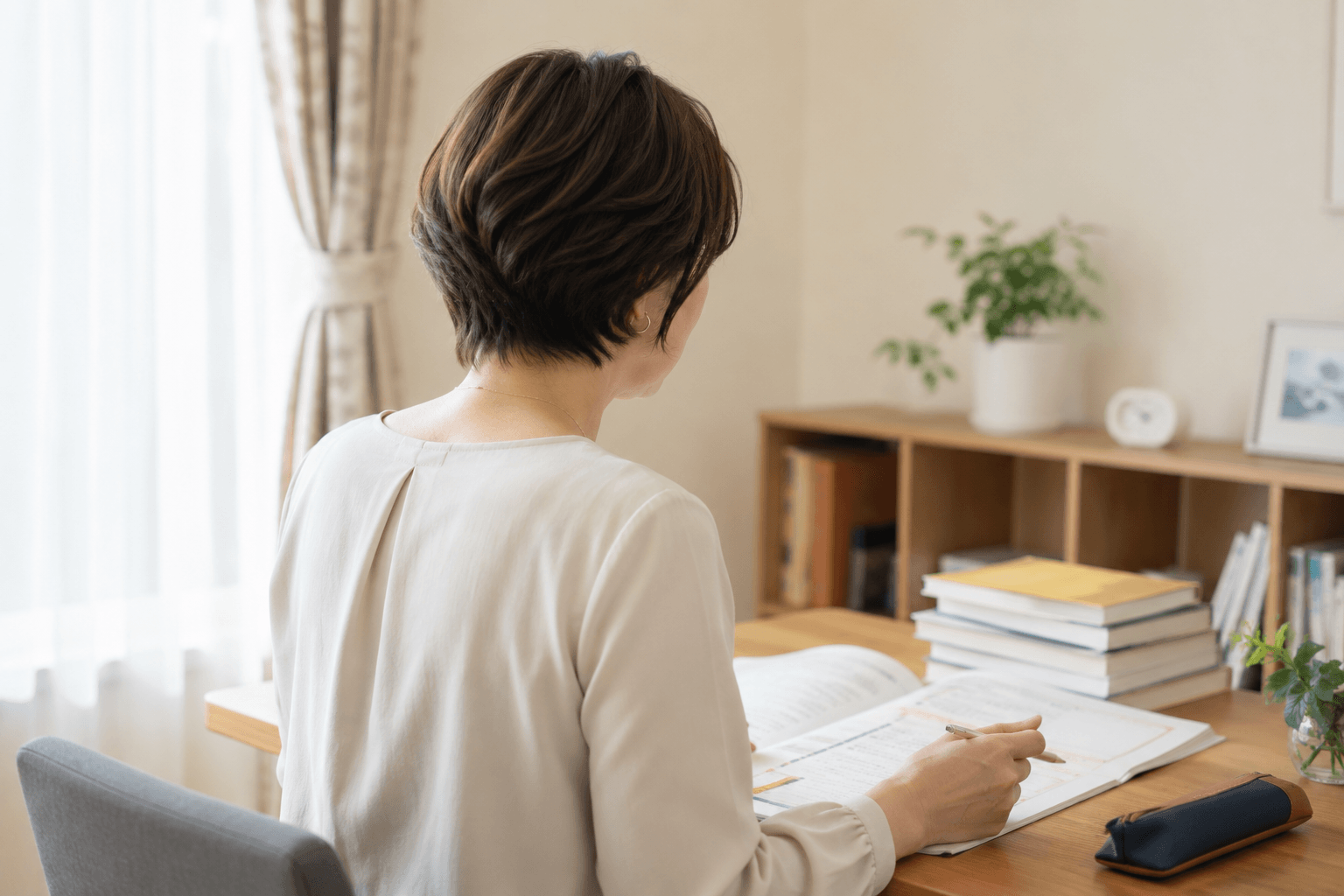 勉強する女性の後ろ姿